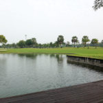 スワン ゴルフ＆カントリークラブ　クラブハウス前の大きな池