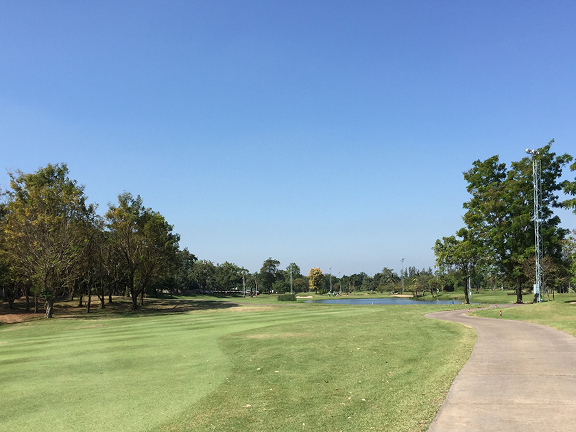 バンコクゴルフクラブ　やっぱりタイのゴルフ場は池が多い