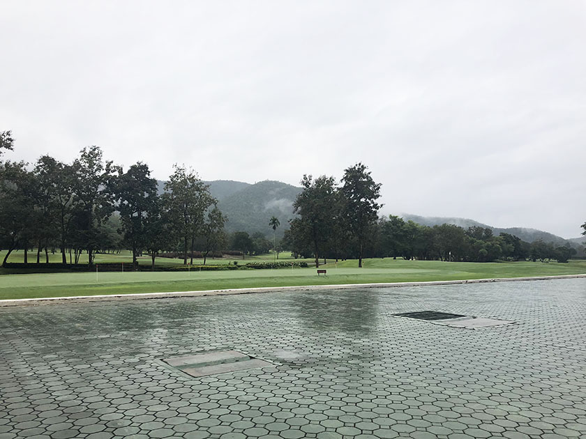 アルパインゴルフリゾートチェンマイ　アスファルトが濡れるほど降ってた