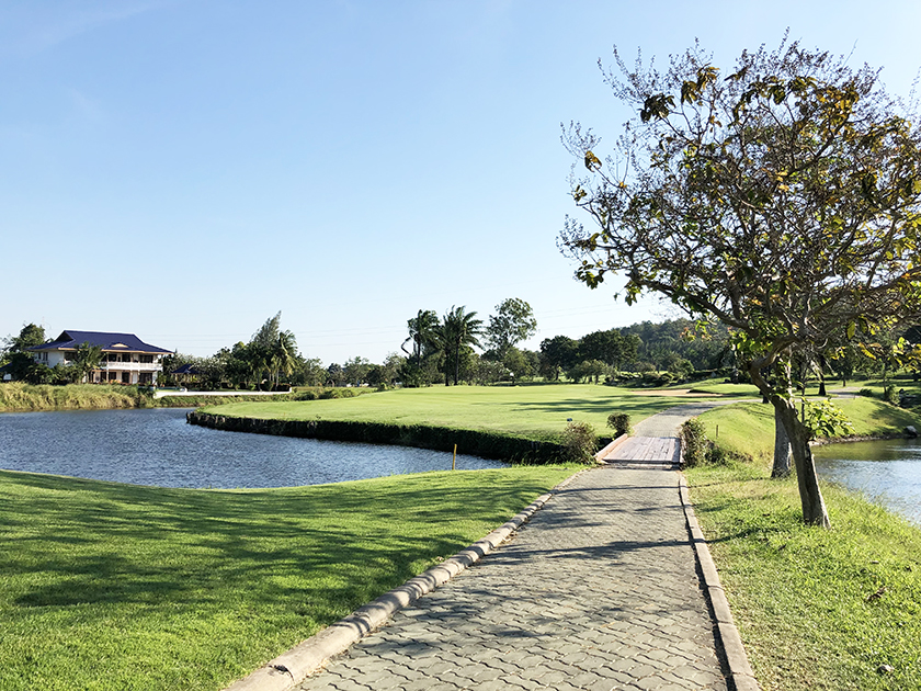 パームヒルズゴルフリゾート＆カントリークラブ　タイのゴルフ場に必須の池