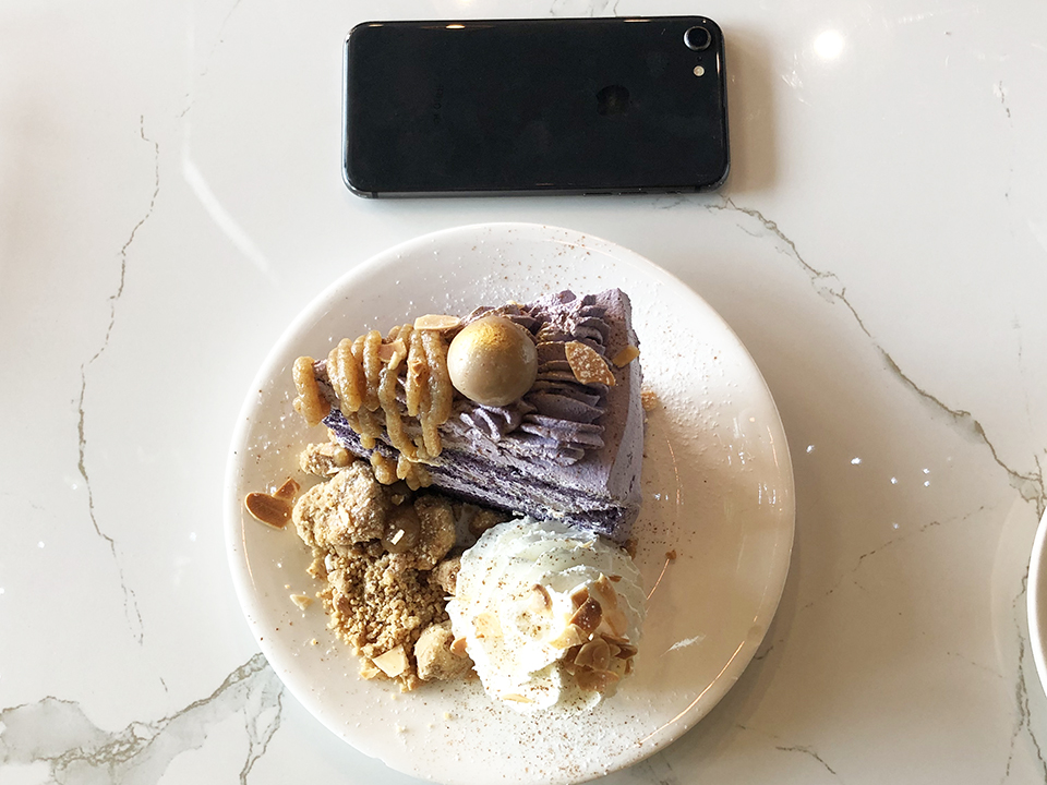 コモンルーム　タロイモケーキのサイズ　iPhone8と比較