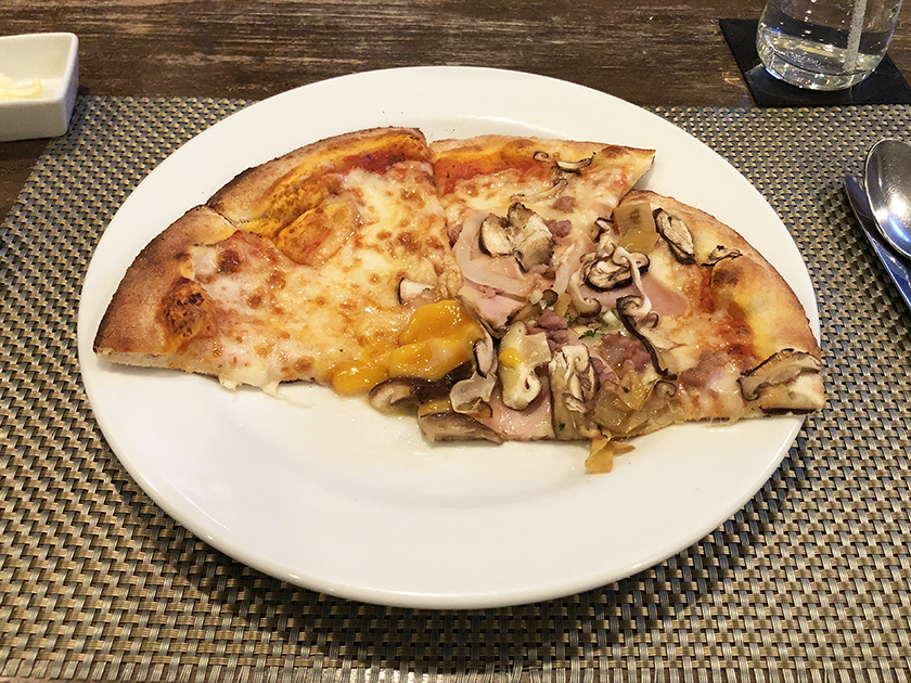 ボリュームのあるナポリ風ピザ