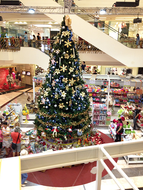 ショッピングモールのクリスマスツリー