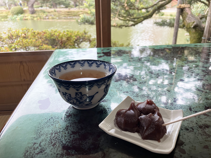 加賀棒茶が合うあんころもち-金沢兼六園観光