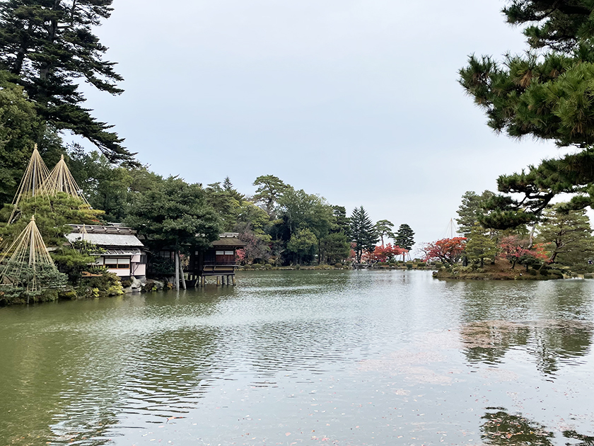 霞ヶ池のほとりにある内橋亭-金沢兼六園観光