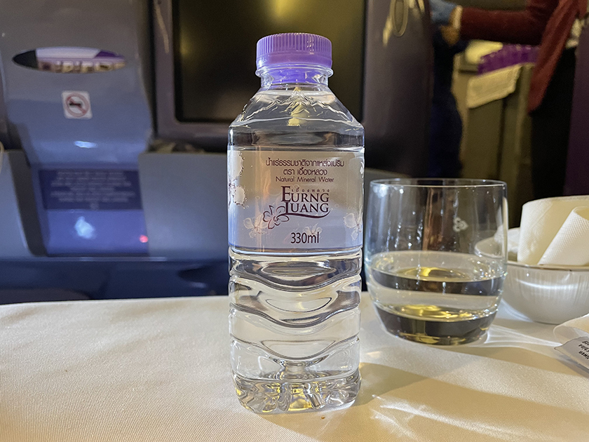 タイ国際航空ロイヤルシルク機内食 ふつうのミネラルウォーター