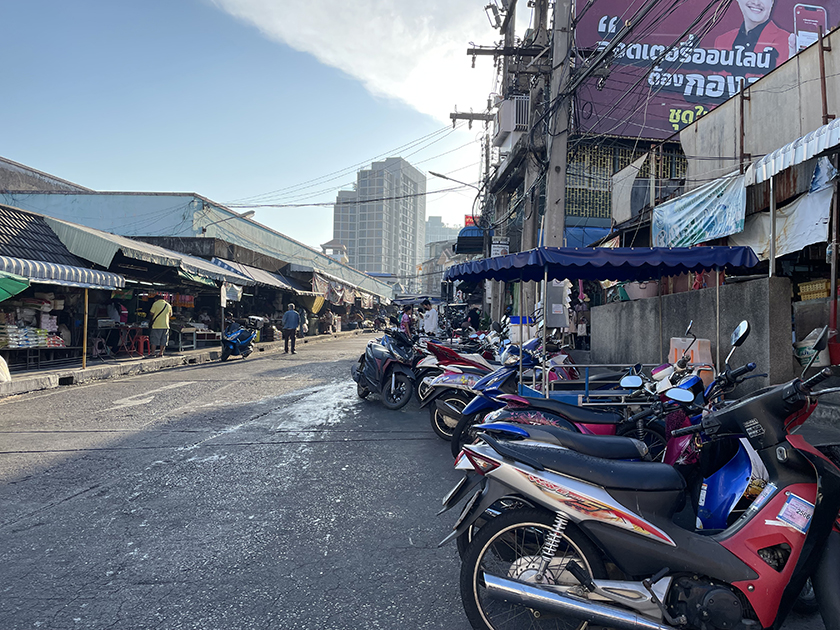 人少ない　タイ・シラチャ朝市