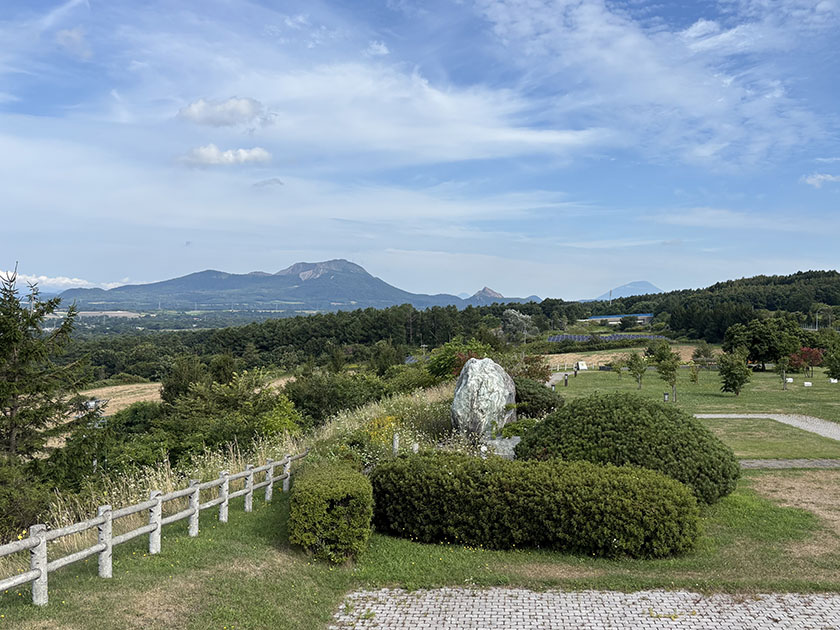 有珠山サービスエリア（上り）からの景色、羊蹄山が見えます
