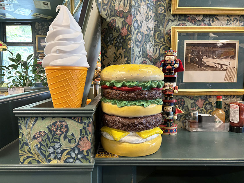 ラッキーピエロ戸倉店の店内、ハンバーガーとソフトクリームの置物