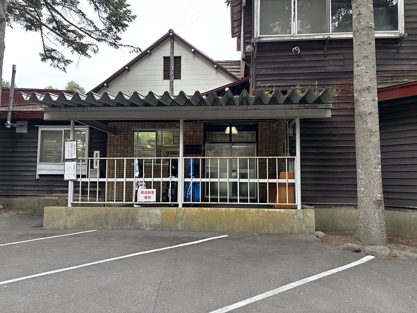 函館ゴルフ倶楽部、クラブハウスも古いです。