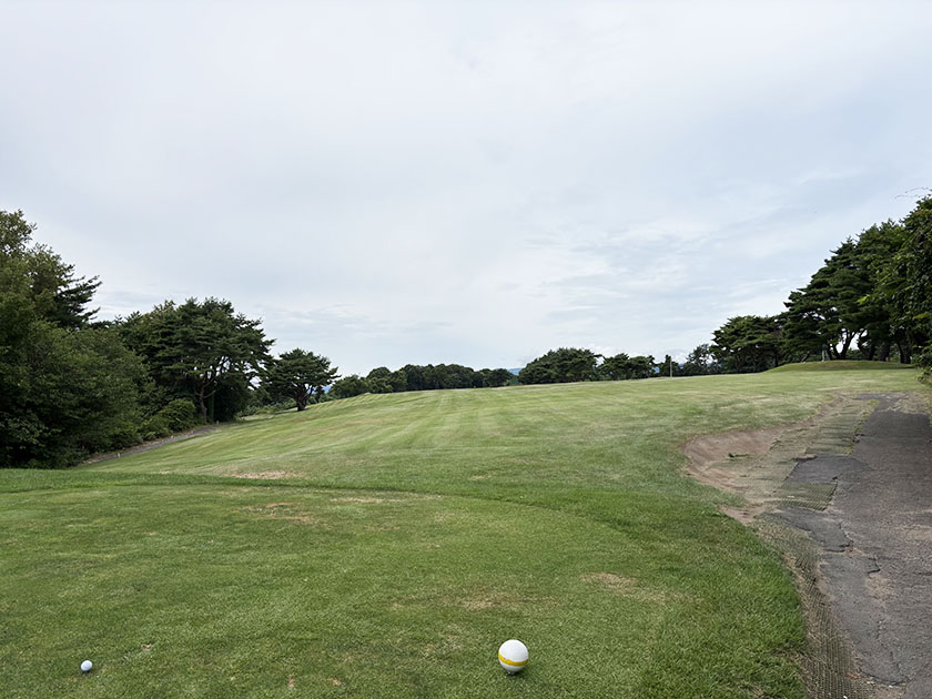 函館ゴルフ倶楽部、5番14番左に傾斜したフェアウェイ