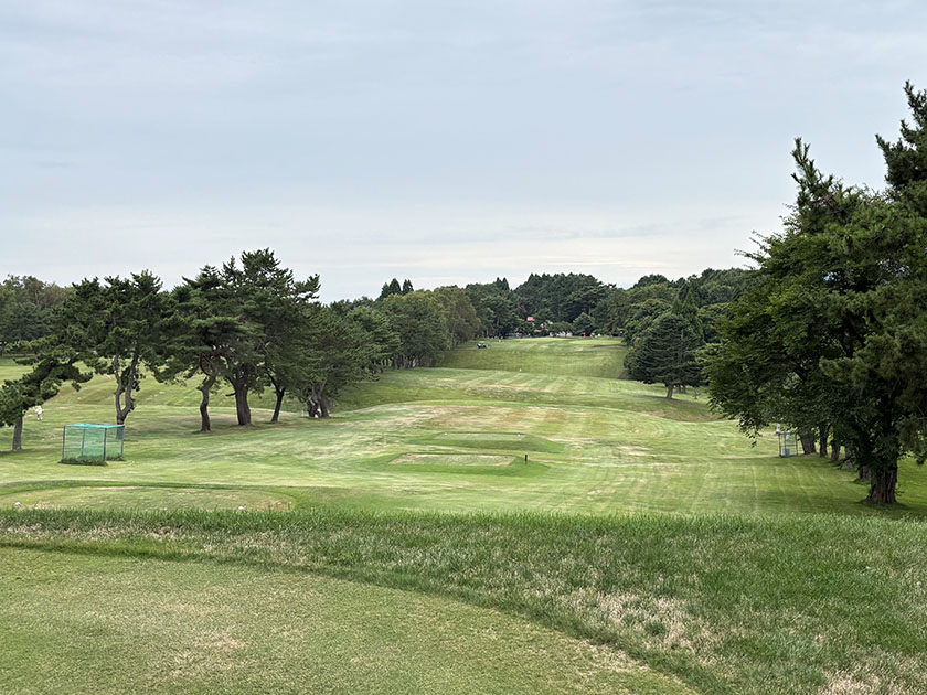函館ゴルフ倶楽部、9番18番ふたつの深い谷のようなアンジュレーションがある