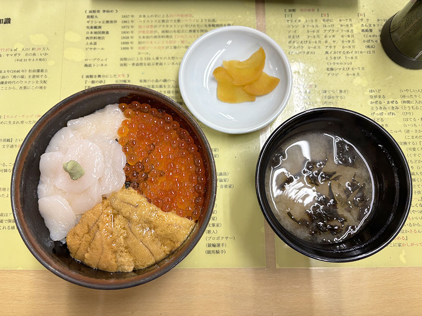 函館朝市、きくよ食堂で巴丼