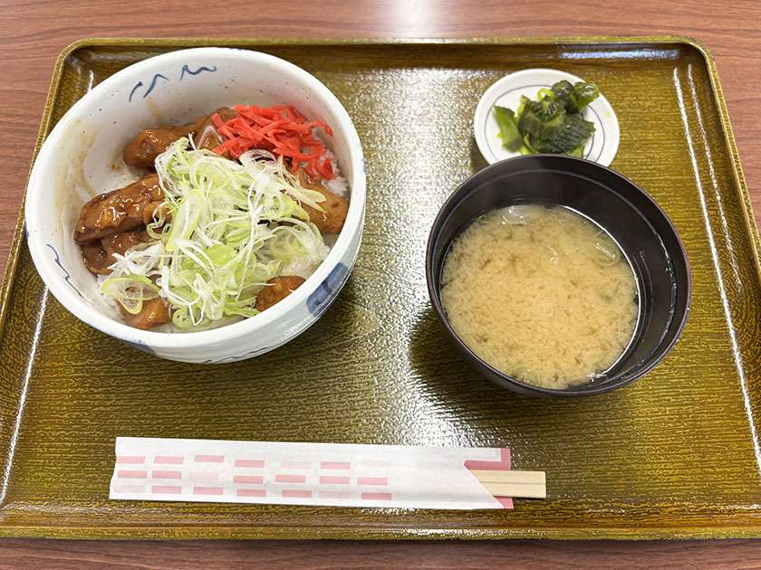 鹿部カントリー倶楽部　昼食は焼き鳥丼