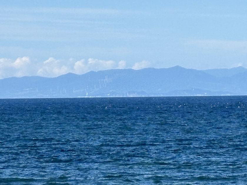 噴火湾の向こうに室蘭が見えた