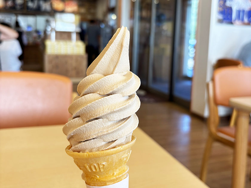 山川牧場でコーヒーソフト食べる