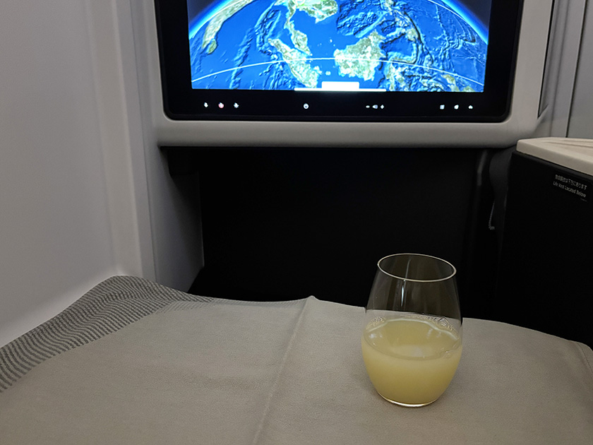 JALビジネスクラスの朝食のジュース