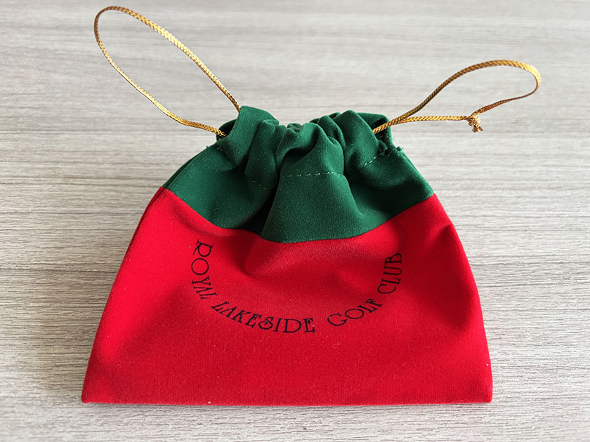 クリスマスカラーの袋の中身はロングティー