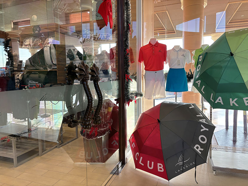 プロショップ前にあったロイヤルレイクサイドの日傘