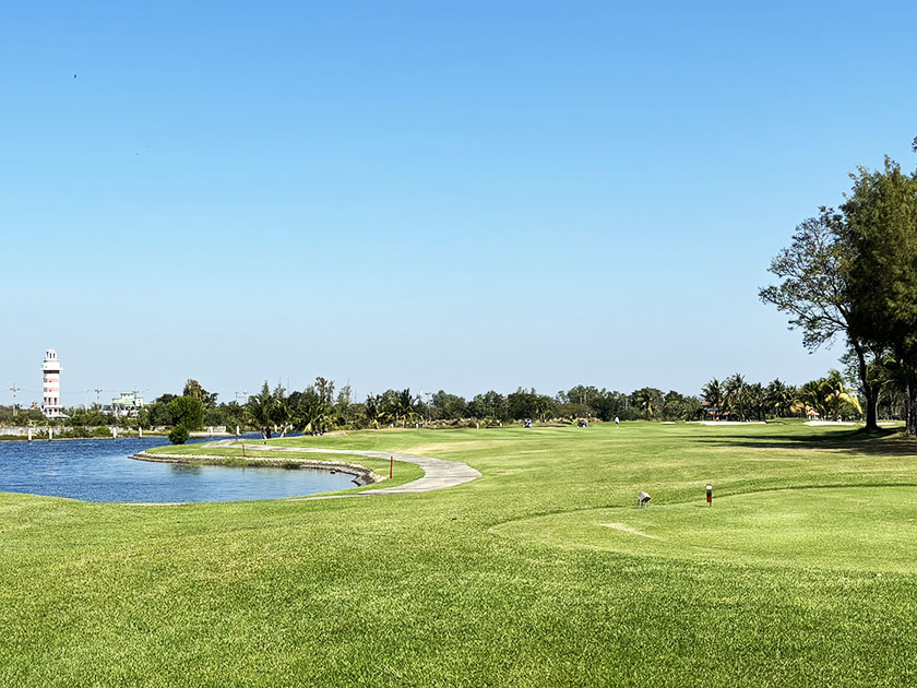 8番「ロイヤルレイクサイドゴルフクラブ」2025年撮影