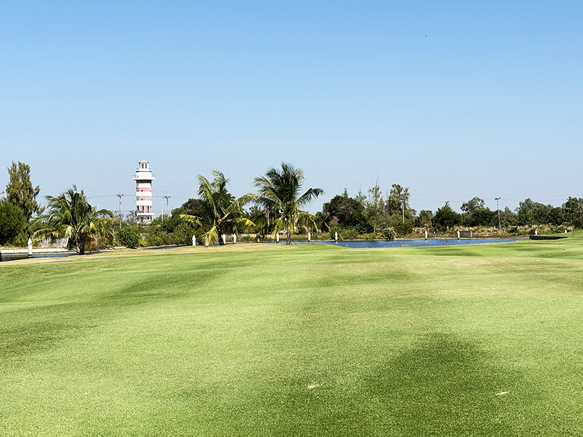 8番2打目「ロイヤルレイクサイドゴルフクラブ」2025年撮影