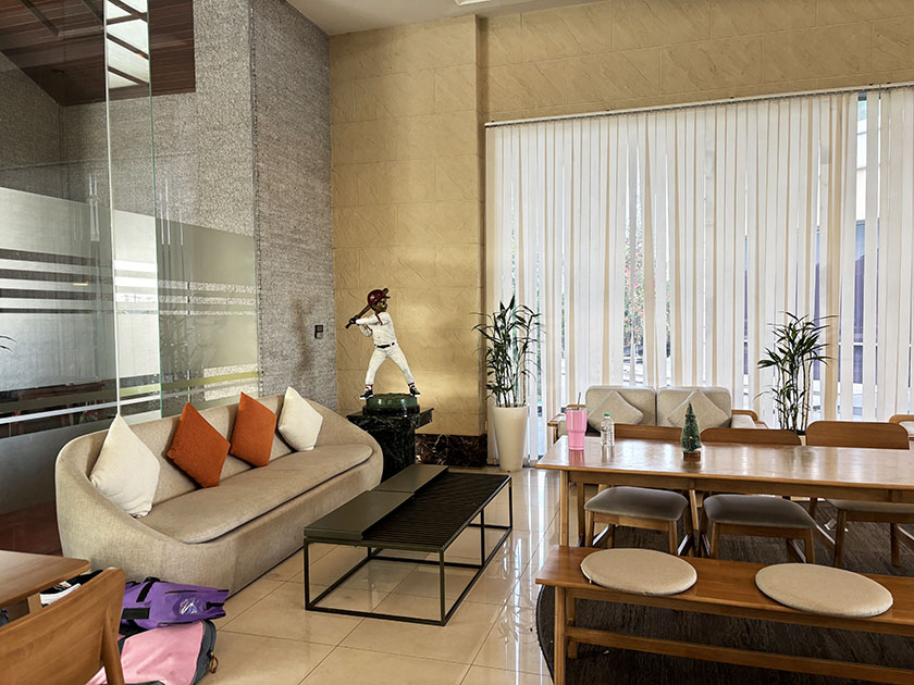 ロビーのソファ　パタナゴルフ＆スポーツリゾート