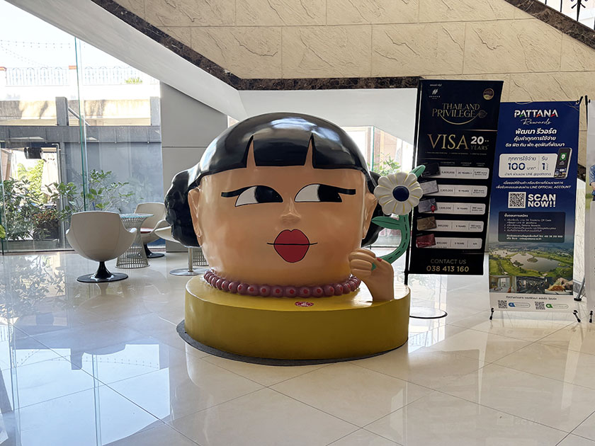 顔だけの置物　パタナゴルフ＆スポーツリゾート