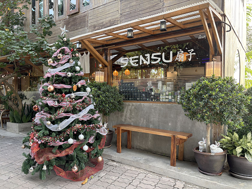 お店の前のクリスマスツリー　SENSU 扇子