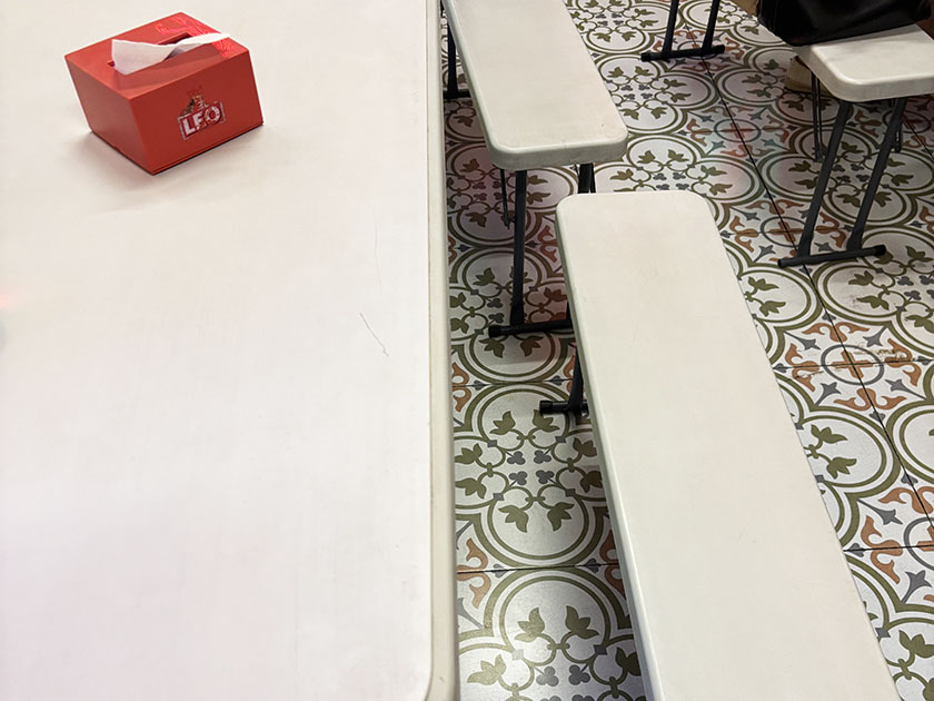 店内のテーブルとイス「猴麻辣汤（ホゥ・マー・ラー・タン）」