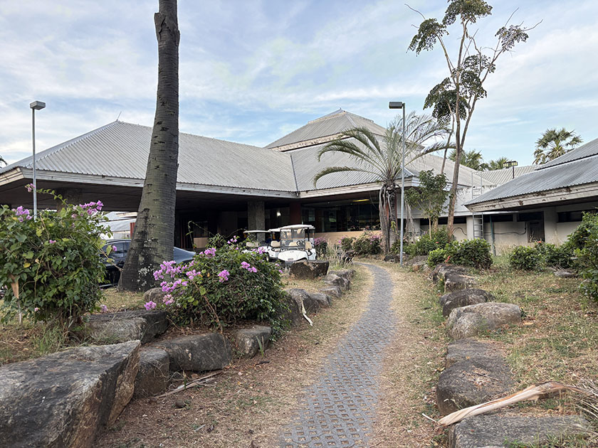 駐車場からクラブハウスへの道 マウンテンシャドウゴルフクラブ