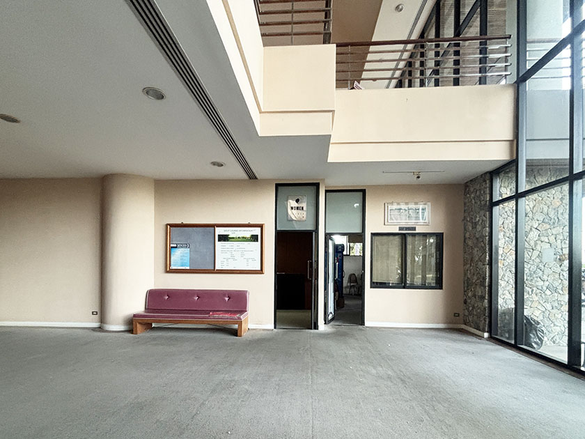 ロッカーは1階 マウンテンシャドウゴルフ