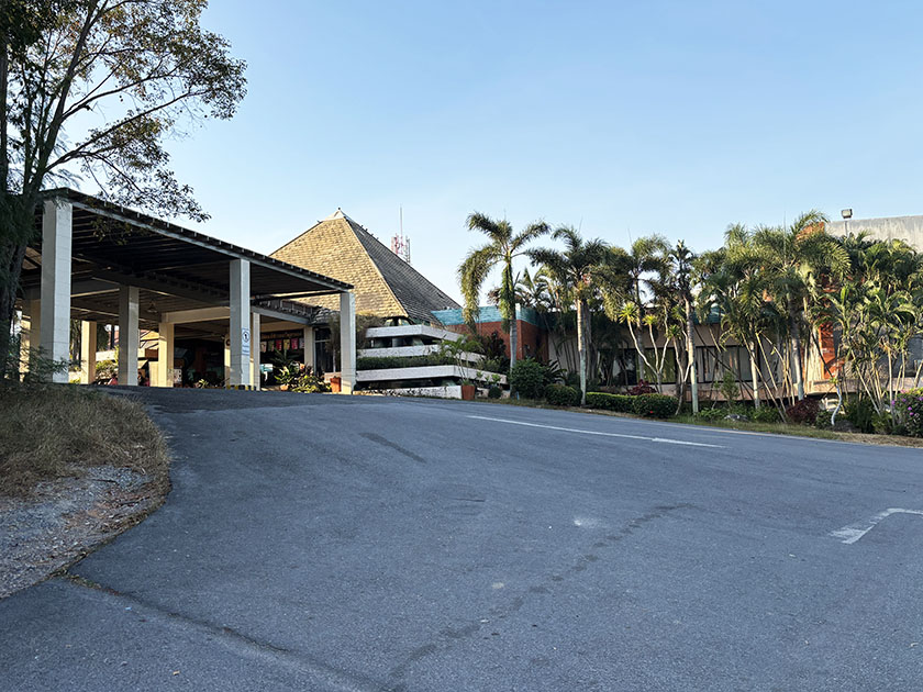 駐車場からクラブハウスへ プルタルアンネイビーGC