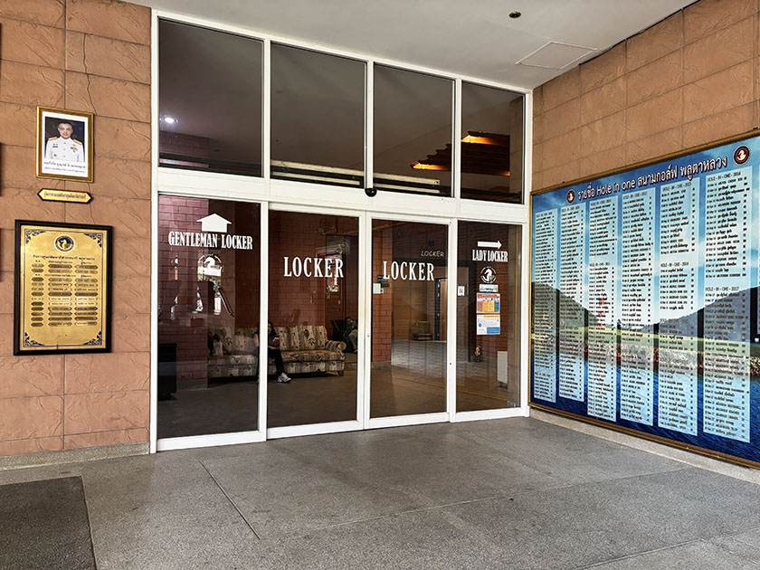 ロッカールーム入口 プルタルアンネイビーGC