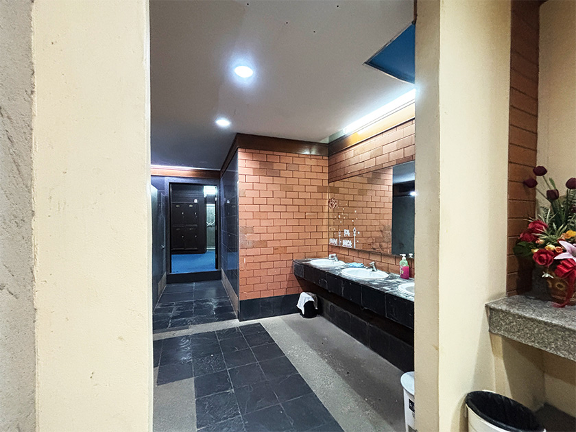 トイレはきれいだった プルタルアンネイビーGC