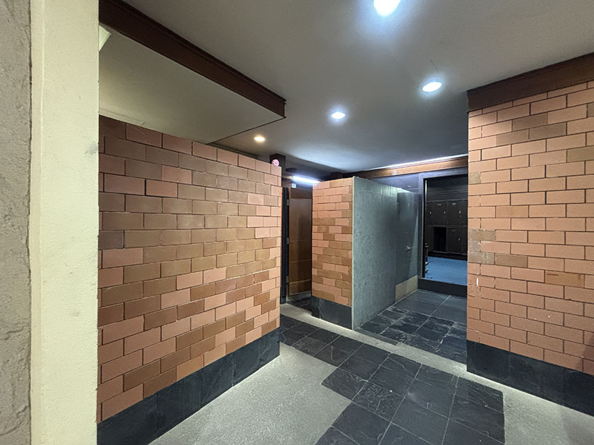 シャワールームの奥にもロッカー プルタルアンネイビーGC