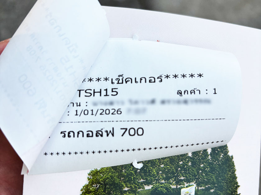 受け取ったチケットをキャディさんに渡す トレジャーヒルGC