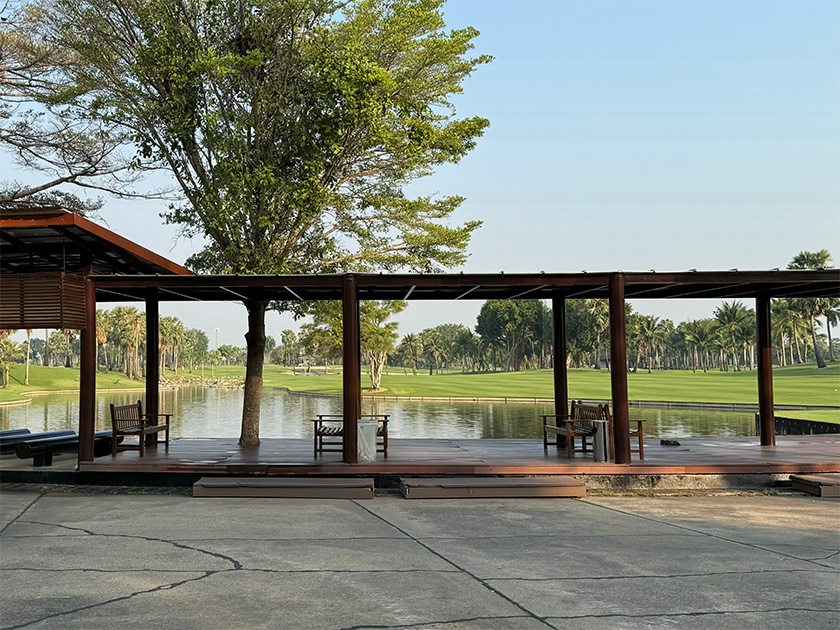 クラブハウスを出たところ スワンゴルフクラブ