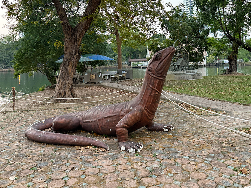 ミズオオトカゲの置物　ルンピニー公園